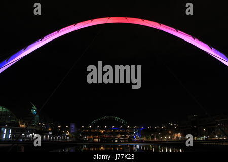 Newcastle Upon Tyne, UK. 24. Mai 2017. Gateshead Millennium Bridge im Vereinigten Königreich, leuchtet als Markierung des Respektes für die Opfer des Manchester Terroristen angreifen Credit: David Whinham/Alamy Live News Stockfoto