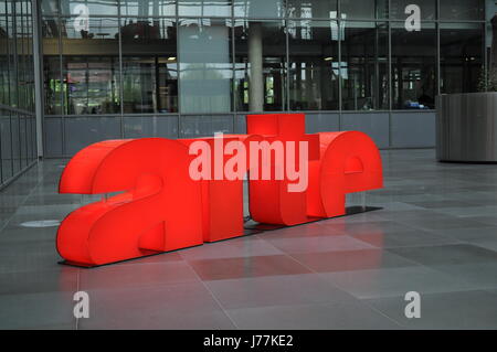 Das Arte-Logo am Hauptsitz des Fernsehsenders Straßburg, Frankreich, 26. April 2017. Der deutsch-französischen Kultursender feiert sein 25-jähriges Jubiläum im späten Mai. Foto: Claudia Kornmeier/dpa Stockfoto