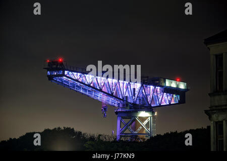 Clydebank, Schottland. 24. Mai 2017. Das Symbol des Clyde Shipbuilding Titan Kran leuchtet weiß zu Ehren der Manchester Terror Angriff Opfer. West Dunbartonshire Rat fasste den Beschluss, um die Website am Dienstag Abend Leuchten. Es wird von der Dämmerung am Dienstag, den 23. Mai bis heute Morgen beleuchtet bleiben. Bildnachweis: Gerard Fähre/Alamy Live News Stockfoto