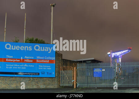 Clydebank, Schottland. 24. Mai 2017. Das Symbol des Clyde Shipbuilding Titan Kran leuchtet weiß zu Ehren der Manchester Terror Angriff Opfer. West Dunbartonshire Rat fasste den Beschluss, um die Website am Dienstag Abend Leuchten. Es wird von der Dämmerung am Dienstag, den 23. Mai bis heute Morgen beleuchtet bleiben. Bildnachweis: Gerard Fähre/Alamy Live News Stockfoto