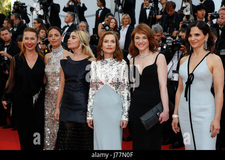 Cannes, Frankreich. 23. Mai 2017. Emmanuelle Bercot (l-R), Berenice Bejo, Elodie Bouchez, Isabelle Huppert, Emilie Dequenne und Juliette Binoche besuchen Sie den roten Teppich des 70. Jubiläums des Cannes Film Festival im Palais des Festivals in Cannes, Frankreich, am 23. Mai 2017. Foto: Hubert Boesl - NO-Draht-SERVICE - Foto: Hubert Boesl/Dpa Credit: Dpa picture-Alliance/Alamy Live News Stockfoto