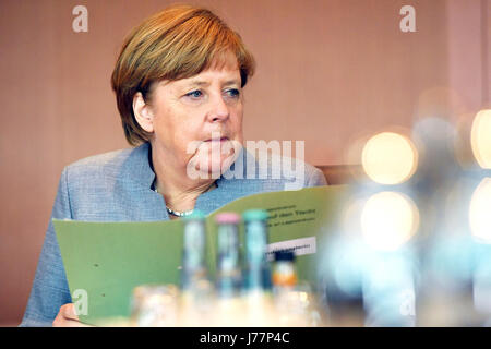 Berlin, Deutschland. 24. Mai 2017. Bundeskanzlerin Angela Merkel (CDU) auf einer Sitzung des Kabinetts in Berlin, Deutschland, 24. Mai 2017. Foto: Maurizio Gambarini/Dpa/Alamy Live News Stockfoto