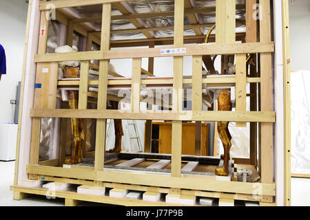 (170524)--Kairo, 24. Mai 2017 (Xinhua)--die Grabbeigaben Bett des alten König Tutankhamun ist verpackt in einer Box am Grand Egyptian Museum (GEM) in der Nähe von dem Plateau Pyramiden in Gizeh, Ägypten am 23. Mai 2017. Das ägyptische Ministerium für Altertümer zog am Dienstag die 3.000 Jahre alte Grabstätten Bett und Wagen des alten König Tutankhamun aus dem ägyptischen Museum in Tahrir Innenstadt von Kairo, Grand Egyptian Museum (GEM) in der Nähe von dem Plateau Pyramiden in Gizeh. Ägyptische Antiquitäten Minister Khaled al-guten erzählte Reportern, dass sie zogen so weit etwa 3.900 Stücke von King Tut es Artefakt, das Juwel, das ope wird Stockfoto