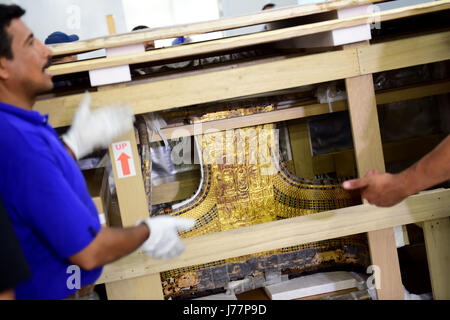 (170524)--Kairo, 24. Mai 2017 (Xinhua)--A Box mit den Wagen der alten König Tutankhamun am Grand Egyptian Museum (GEM) in der Nähe von dem Plateau Pyramiden in Gizeh, Ägypten am 23. Mai 2017 gesehen wird. Das ägyptische Ministerium für Altertümer zog am Dienstag die 3.000 Jahre alte Grabstätten Bett und Wagen des alten König Tutankhamun aus dem ägyptischen Museum in Tahrir Innenstadt von Kairo, Grand Egyptian Museum (GEM) in der Nähe von dem Plateau Pyramiden in Gizeh. Ägyptische Altertümer Minister Khaled al-guten erzählte Reportern, dass sie so weit etwa 3.900 Stücke von King Tut es Artefakt auf das Juwel verschoben, die Op werden Stockfoto
