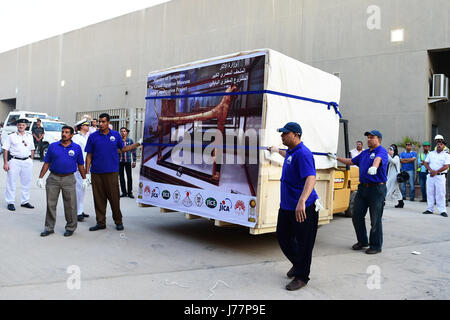 (170524)--Kairo, 24. Mai 2017 (Xinhua)--ägyptische Arbeiter Bewegung eine Kiste mit Grabbeigaben Bett der alten König Tutankhamun am Grand Egyptian Museum (GEM) in der Nähe von dem Plateau Pyramiden in Gizeh, Ägypten am 23. Mai 2017. Das ägyptische Ministerium für Altertümer zog am Dienstag die 3.000 Jahre alte Grabstätten Bett und Wagen des alten König Tutankhamun aus dem ägyptischen Museum in Tahrir Innenstadt von Kairo, Grand Egyptian Museum (GEM) in der Nähe von dem Plateau Pyramiden in Gizeh. Ägyptische Antiquitäten Minister Khaled al-guten erzählte Reportern, dass sie so weit etwa 3.900 Stücke von King Tut es Artefakt, um zogen die Stockfoto