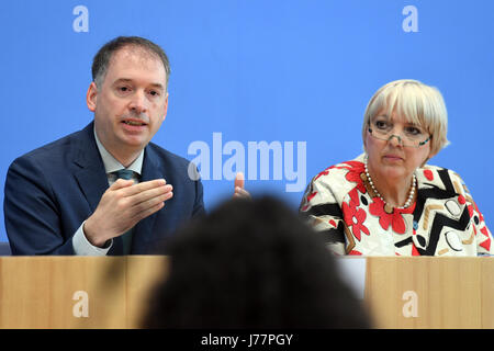 Claudia Roth (grüne), Vizepräsident des Deutschen Bundestages, und Nils Annen (SPD), Mitglied des Parlaments Ausschuss für auswärtige Angelegenheiten, auf einer Pressekonferenz, an der sie, ihre Absage eines geplanten angekündigt, Besuch in der Türkei in Berlin, Deutschland, 24. Mai 2017. Der Besuch hatte für den 25-28 Mai geplant aber wurde nach den Parlamentariern abgebrochen, nachdem sie unter extremem Druck durch Ankara gestellt wurden. Foto: Maurizio Gambarini/dpa Stockfoto