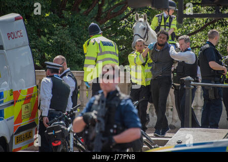 London, UK. 24. Mai 2017. Ein Mann wird verhaftet und an einen Polizeiwagen in der Mall durch bewaffnete Polizei, Polizei Radfahrer und eine berittene Polizistin mitgenommen. Bewaffnete Offiziere waren besonders aufmerksam sein, weil die Königin vorbei auf dem Weg nach St. Pauls fahren sollte. Bildnachweis: Guy Bell/Alamy Live-Nachrichten Stockfoto