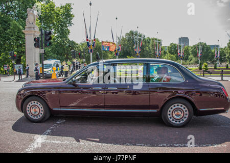 London, UK. 24. Mai 2017. Die Königin und Duke of Edinburgh Fahrt durch die Szene - ein Mann ist in der Mall durch bewaffnete Polizei, Polizei Radfahrer und eine berittene Polizistin verhaftet. Bewaffnete Offiziere waren besonders aufmerksam sein, weil die Königin vorbei auf dem Weg nach St. Pauls fahren sollte. Bildnachweis: Guy Bell/Alamy Live-Nachrichten Stockfoto