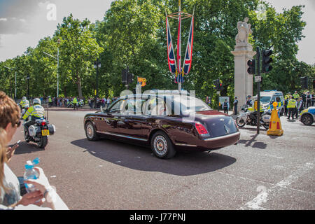 London, UK. 24. Mai 2017. Die Königin und Duke of Edinburgh Fahrt durch die Szene - ein Mann ist in der Mall durch bewaffnete Polizei, Polizei Radfahrer und eine berittene Polizistin verhaftet. Bewaffnete Offiziere waren besonders aufmerksam sein, weil die Königin vorbei auf dem Weg nach St. Pauls fahren sollte. Bildnachweis: Guy Bell/Alamy Live-Nachrichten Stockfoto