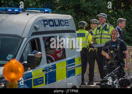 London, UK. 24. Mai 2017. Beweise in einem Rohr - ein Mann ist in der Mall durch bewaffnete Polizei, Polizei Radfahrer und eine berittene Polizistin verhaftet. Bewaffnete Offiziere waren besonders aufmerksam sein, weil die Königin vorbei auf dem Weg nach St. Pauls fahren sollte. Bildnachweis: Guy Bell/Alamy Live-Nachrichten Stockfoto