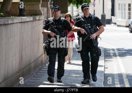 Windsor, UK. 24. Mai 2017. Schwer bewaffnete Polizisten patrouillieren im Zentrum Stadt. Changing Wachablösung durch das 1. Bataillon der Coldstream Guards wurde heute Morgen kurzfristig als Reaktion auf die Anhebung der Bedrohungs-Level von schwer bis kritisch durch das gemeinsame Terrorismus-Assessment-Center abgebrochen, aber erhöhte Anzahlen von Polizisten wurden in Erscheinung. Bildnachweis: Mark Kerrison/Alamy Live-Nachrichten Stockfoto