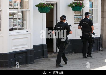 Windsor, UK. 24. Mai 2017. Changing Wachablösung durch das 1. Bataillon der Coldstream Guards wurde heute Morgen kurzfristig als Reaktion auf die Anhebung der Bedrohungs-Level von schwer bis kritisch durch das gemeinsame Terrorismus-Assessment-Center abgebrochen. Erhöhte Anzahl von schwer bewaffneten Polizisten patrouillierten Stadtzentrum entfernt. Bildnachweis: Mark Kerrison/Alamy Live-Nachrichten Stockfoto