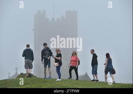 Aberystwyth, Wales, UK. 24. Mai 2017. UK Wetter: Ein weiterer stumpf, nebligen und nebligen Morgen mit tief hängenden Wolken und eingeschränkter Sicht in Aberystwyth an der Cardigan Bay Küste, West Wales. Bildnachweis: Keith Morris/Alamy Live-Nachrichten Stockfoto