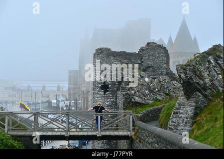 Aberystwyth, Wales, UK. 24. Mai 2017. UK Wetter: Ein weiterer stumpf, nebligen und nebligen Morgen mit tief hängenden Wolken und eingeschränkter Sicht in Aberystwyth an der Cardigan Bay Küste, West Wales. Bildnachweis: Keith Morris/Alamy Live-Nachrichten Stockfoto