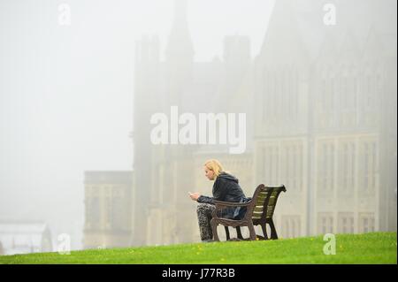 Aberystwyth, Wales, UK. 24. Mai 2017. UK Wetter:: Ein weiteres stumpf, nebligen und nebligen Morgen mit tief hängenden Wolken und eingeschränkter Sicht in Aberystwyth an der Cardigan Bay Küste, West Wales. Bildnachweis: Keith Morris/Alamy Live-Nachrichten Stockfoto