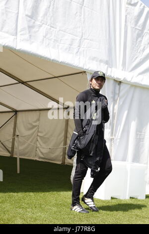 Cobham, Surrey, UK. 24. Mai 2017. Manager, Antonio Conte von Chelsea Football Club geht raus, Ausbildung an der Akademie der Vereine in Cobham in Vorbereitung auf ihre FA Cup final Zusammenstoß mit Arsenal auf durchzuführen Samstag Credit: Motofoto/Alamy Live News Stockfoto