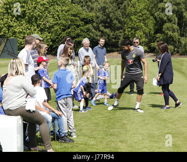 Cobham, Surrey, UK. 24. Mai 2017. Diego Costa bei Chelsea Football Club Chat eingeladenen Kinder vor der Ausbildung an der Akademie der Vereine in Cobham in Vorbereitung auf ihre FA Cup final Zusammenstoß mit Arsenal am Samstag Credit: Motofoto/Alamy Live News Stockfoto