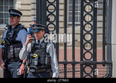 London, UK. 24. Mai 2017. Polizei im Buckinham Palace überprüft ihre Radios um sicherzustellen, dass die Situation enthalten ist, wie ein Mann in der Mall durch bewaffnete Polizei, Polizei Radfahrer und eine berittene Polizistin verhaftet ist. London, 24. Mai 2017. Bildnachweis: Guy Bell/Alamy Live-Nachrichten Stockfoto