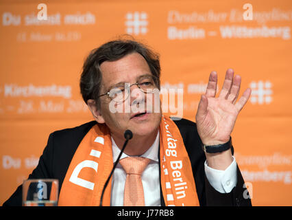 Markus Droege, ein Bischof der evangelischen Kirche im Großraum Berlin-Brandenburg-Schlesische Oberlausitz, auf einer Pressekonferenz anlässlich der Eröffnung des Evangelischen Kirchentag in Berlin, Deutschland, 24. Mai 2017. Das diesjährige Kirchentag fällt mit dem 500. Jahrestag der lutherischen Reformation und ist unter dem Titel "You See Me" ("Du Siehst mich"). Es wird zwischen der 24.-28. Mai 2017 sowohl Berlin und Wittenberg stattfinden. Foto: Soeren Stache/dpa Stockfoto