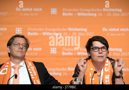 Markus Droege, eine evangelische Kirche Bischof im Großraum Berlin-Brandenburg-Schlesische Oberlausitz und Kirchentag Präsidentin Christina Aus der Au auf einer Pressekonferenz anlässlich der Eröffnung des Evangelischen Kirchentag in Berlin, Deutschland, 24. Mai 2017. Das diesjährige Kirchentag fällt mit dem 500. Jahrestag der lutherischen Reformation und ist unter dem Titel "You See Me" ("Du Siehst mich"). Es wird zwischen der 24.-28. Mai 2017 sowohl Berlin und Wittenberg stattfinden. Foto: Soeren Stache/dpa Stockfoto