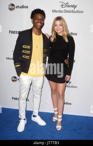 Aubrey Joseph, Olivia Holt im Ankunftsbereich für 2017 ABC/Disney Media Distribution International im Voraus, Walt Disney Studios, Burbank, CA 21. Mai 2017. Foto von: Priscilla Grant/Everett Collection Stockfoto