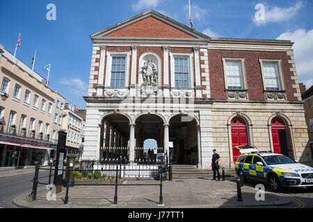 Windsor, UK. 24. Mai 2017. Changing Wachablösung durch das 1. Bataillon der Coldstream Guards wurde heute Morgen kurzfristig als Reaktion auf die Anhebung der Bedrohungs-Level von schwer bis kritisch durch das gemeinsame Terrorismus-Assessment-Center abgebrochen. Erhöhte Anzahl von schwer bewaffneten Polizisten patrouillierten Stadtzentrum entfernt. Bildnachweis: Mark Kerrison/Alamy Live-Nachrichten Stockfoto