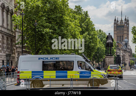 London, UK. 24. Mai 2017.  Bewaffnete Polizei Abdichtung der Fläche in Vorbereitung auf einen Marsch der Erinnerung zu Ehren der internationale Tag der Friedenssicherungskräfte der Vereinten Nationen. Sicherheit ist eng in Whitehall, wie das Vereinigte Königreich auf seinen höchsten Stand der Warnung ist. London, 24. Mai 2017. Bildnachweis: Guy Bell/Alamy Live-Nachrichten Stockfoto