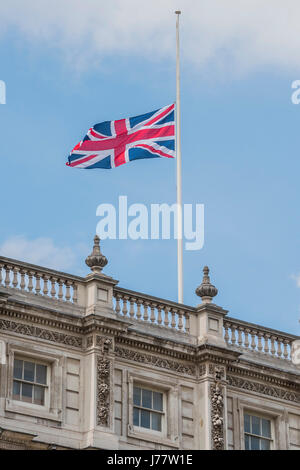 London, UK. 24. Mai 2017. Eine Flagge weht auf Halbmast in Whitehall, wie das Vereinigte Königreich nach dem Manchester-Angriff auf seinen höchsten Stand der Warnung ist. London, 24. Mai 2017. Bildnachweis: Guy Bell/Alamy Live-Nachrichten Stockfoto