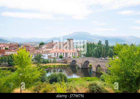 Übersicht, mittelalterliche Brücke und Fluss Tormes. El Barco de Avila, Provinz Ávila, Kastilien-Leon, Spanien. Stockfoto