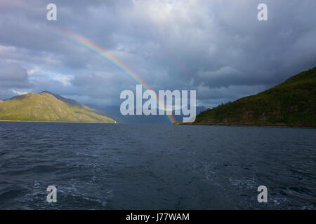 Ein Regenbogen spannt sich über den Sound of Sleat vor der Küste von Skye, Westküste von Schottland (Blick nach Norden) Stockfoto