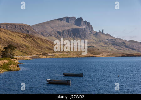 Blick über Loch Leathan The Old man of Storr auf der Isle Of Skye Stockfoto