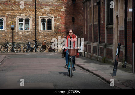 Cambridge, Cambridgeshire, England UK. Student der University of Cambridge durchläuft. Februar 2017 Stockfoto