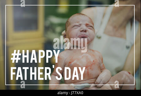 Neugeborenes Babymädchen von Krankenschwester gehalten. Vatertag. Stockfoto