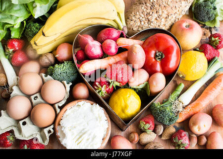 Verschiedene gesunde Lebensmittel, Obst und Gemüse, Käse und Eiern. Stockfoto