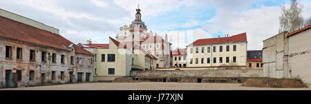 Der hintere Rückseite der alten europäischen Hauptstadt - der Stadt Vilnius. Die zerstörten alten Gebäude und Tempel warten für Reparatur und Restaurierung. Stockfoto