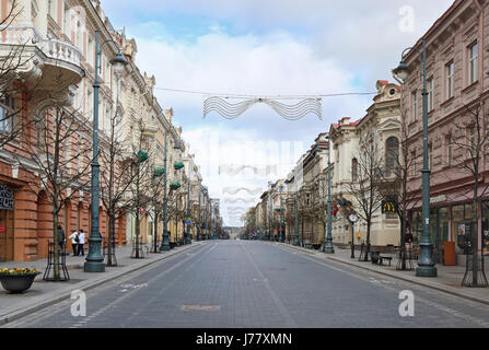 VILNIUS, Litauen-30. April 2017: Perspektive der Hauptfeder zentralen Straße der litauischen Hauptstadt - Gediminas Avenue. Sonntag April Morgen, Stockfoto