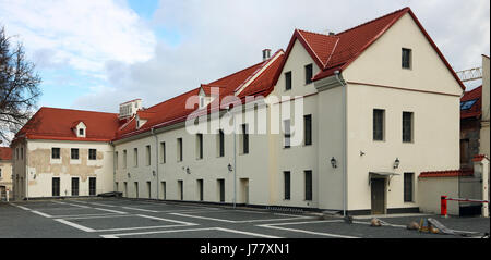 Der hintere Rückseite der alten europäischen Hauptstadt - der Stadt Vilnius. Das zerstörte alte öffentliche Gebäude nach modernen Reparatur und Restauration. Stockfoto