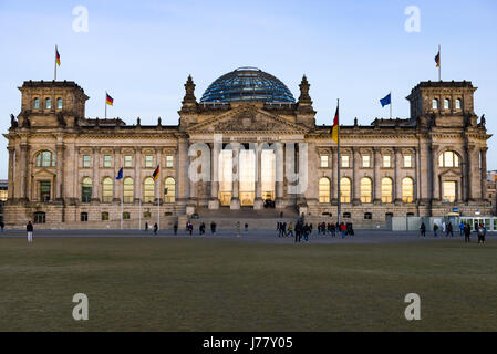 Reichstagsgebäude mit Personen außerhalb, Berlin, Deutschland Stockfoto