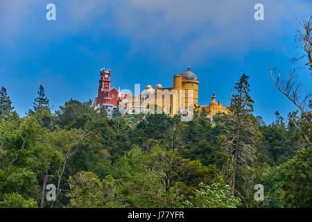 Die Pena-Palast ist eine romantische Burg in São Pedro de Penaferrim, in der Gemeinde von Sintra, Portugal. Stockfoto