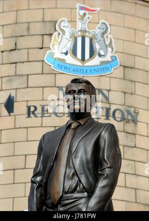 BOBBY ROBSON STATUE SPORTS DIRECT ARENA SPORTS ARENA NEWCASTLE ENGLAND 23. September 2012 direkt Stockfoto