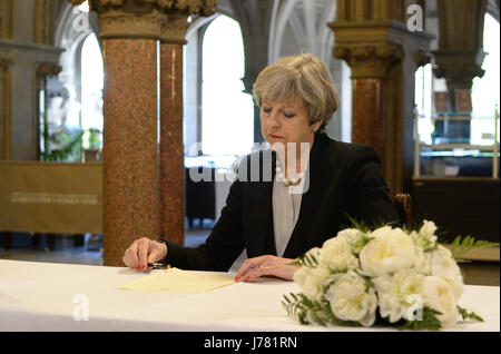 Premierminister Theresa May schreibt eine Meldung in Manchester Town Hall in Manchester, nachdem ein 23 Jahre alter Mann im Zusammenhang mit den Manchester-Konzert-Bombenangriff verhaftet worden war. Stockfoto