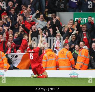 STEVEN GERRARD feiert LIVERPOOL V MANCHESTER UNITED Anfield Road LIVERPOOL ENGLAND 23. September 2012 Stockfoto