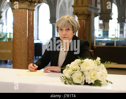 Premierminister Theresa May schreibt eine Meldung in Manchester Town Hall in Manchester, nachdem ein 23 Jahre alter Mann im Zusammenhang mit den Manchester-Konzert-Bombenangriff verhaftet worden war. Stockfoto