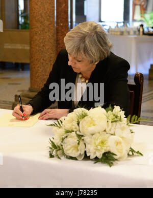 Premierminister Theresa May schreibt eine Meldung in Manchester Town Hall in Manchester, nachdem ein 23 Jahre alter Mann im Zusammenhang mit den Manchester-Konzert-Bombenangriff verhaftet worden war. Stockfoto