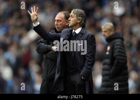 ROBERTO MANCINI & DAVID PLATT MANCHESTER CITY FC MANAGER ETIHAD STADIUM MANCHESTER ENGLAND 23. September 2012 Stockfoto