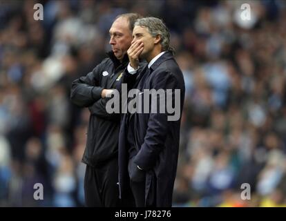 ROBERTO MANCINI & DAVID PLATT MANCHESTER CITY FC MANAGER ETIHAD STADIUM MANCHESTER ENGLAND 23. September 2012 Stockfoto