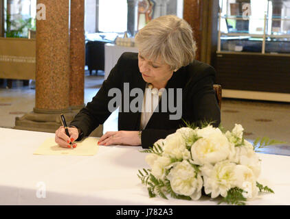 Premierminister Theresa May schreibt eine Meldung in Manchester Town Hall in Manchester, nachdem ein 23 Jahre alter Mann im Zusammenhang mit den Manchester-Konzert-Bombenangriff verhaftet worden war. Stockfoto