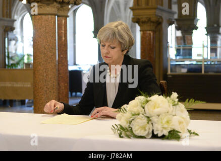 Premierminister Theresa May schreibt eine Meldung in Manchester Town Hall in Manchester, nachdem ein 23 Jahre alter Mann im Zusammenhang mit den Manchester-Konzert-Bombenangriff verhaftet worden war. Stockfoto