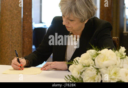 Premierminister Theresa May schreibt eine Meldung in Manchester Town Hall in Manchester, nachdem ein 23 Jahre alter Mann im Zusammenhang mit den Manchester-Konzert-Bombenangriff verhaftet worden war. Stockfoto