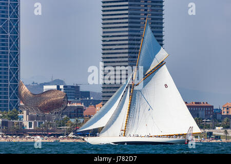 Das klassische Boot Moonbeam IV Segeln mit dem Hintergrund von Barcelona Stockfoto